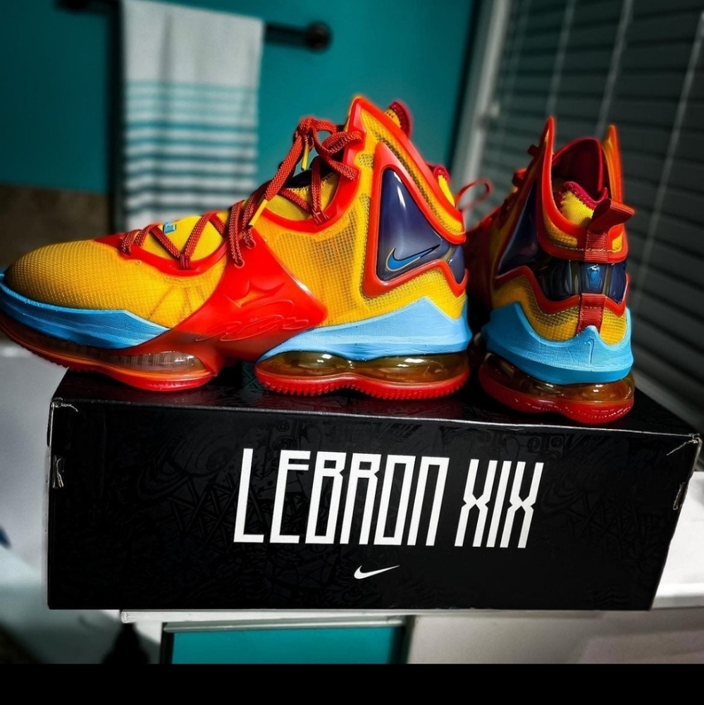 Lebron 19 Tune Squad